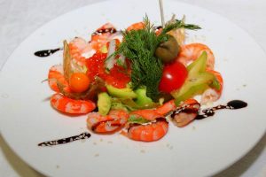 Салат с креветками и икрой